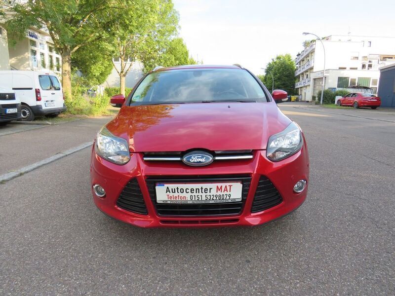 Gebraucht Ford Focus Titanium 125 PS (91 kW) 2013 Rot Limousine