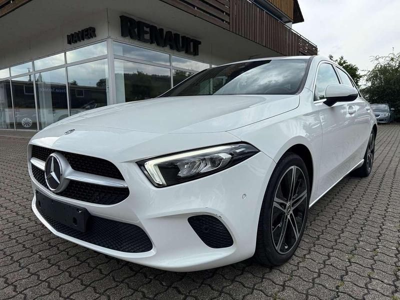 Weiß Gebraucht 2018 Mercedes 200 Progressive Coupé | 17.899 € (Superpreis) - Bild 1/4