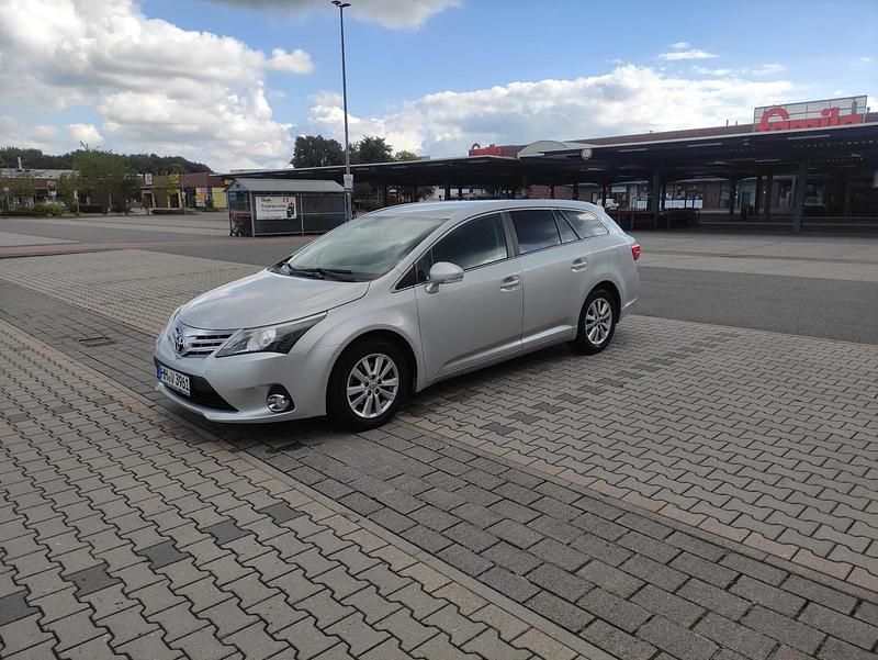 Grau Gebraucht 2012 Toyota Avensis Kombi | 5.500 € (Fairer Preis) - Bild 1/4