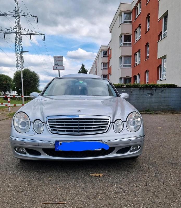 Silber Gebraucht 2005 Mercedes E220 Limousine | 3.900 € (Fairer Preis) - Bild 1/4