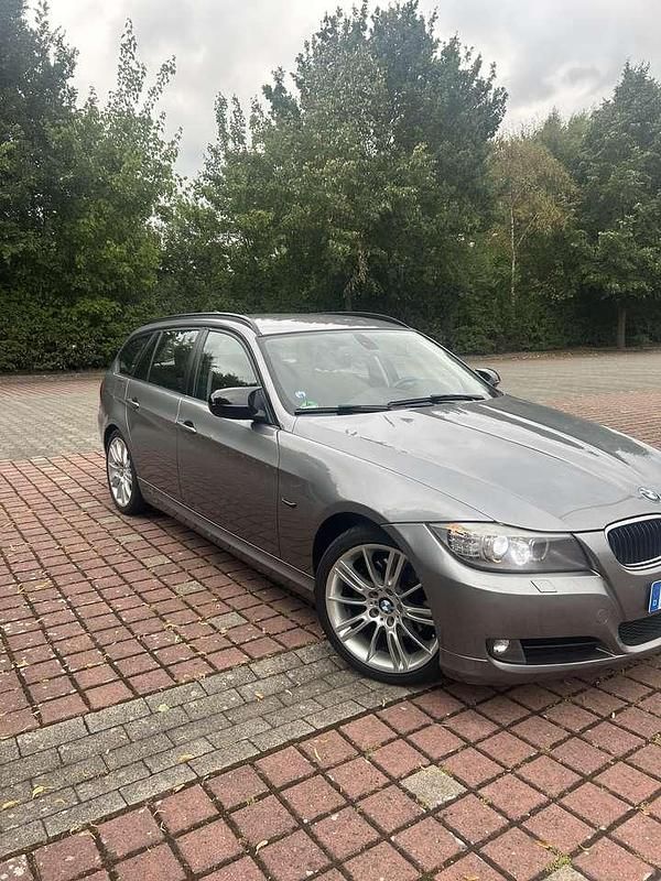Gebraucht BMW 318 143 PS (105 kW) 2012 Grau Kombi