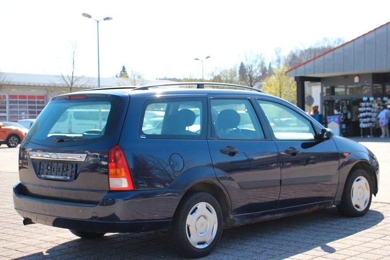 Usado Ford Focus 116 HP (85 kW) 2000 Azul Sedan