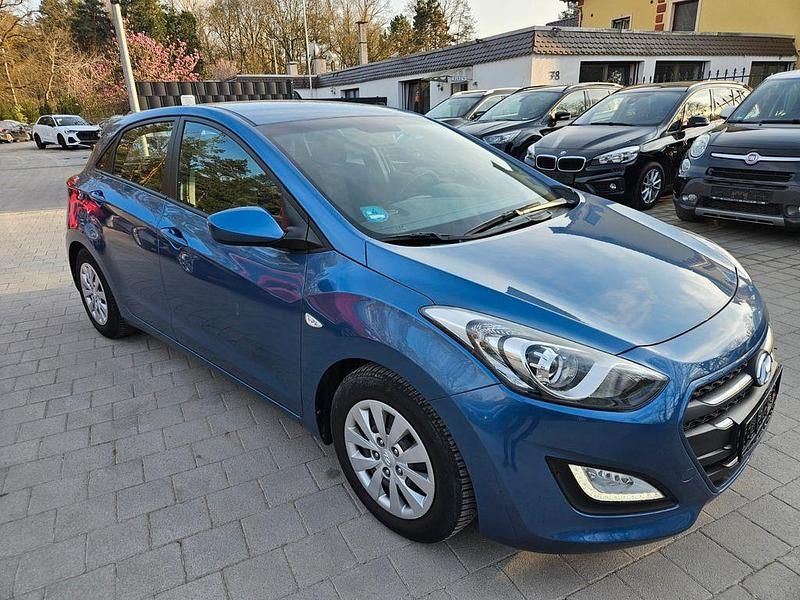 Gebraucht Hyundai i30 Classic 101 PS (74 kW) 2015 Blau Limousine