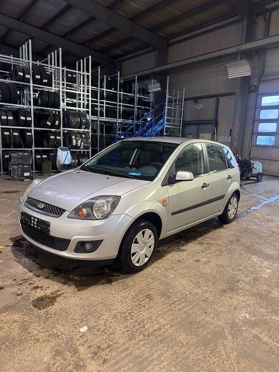 Silber Gebraucht 2007 Ford Fiesta Kleinwagen | 2.099 € (Fairer Preis) - Bild 1/4
