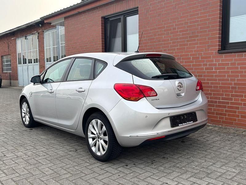 Gebraucht Opel Astra Active 140 PS (102 kW) 2013 Silber Limousine
