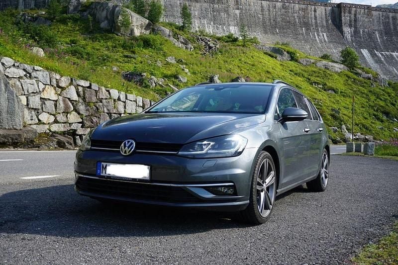 Grau Gebraucht 2019 VW Golf VII R-line Kombi | 15.500 € (Guter Preis) - Bild 1/4