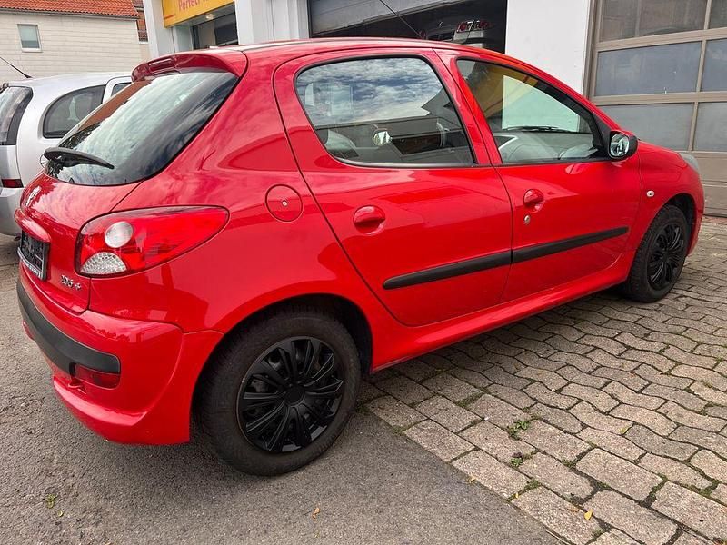 Gebraucht Peugeot 206 Basis 73 PS (53 kW) 2011 Rot Limousine
