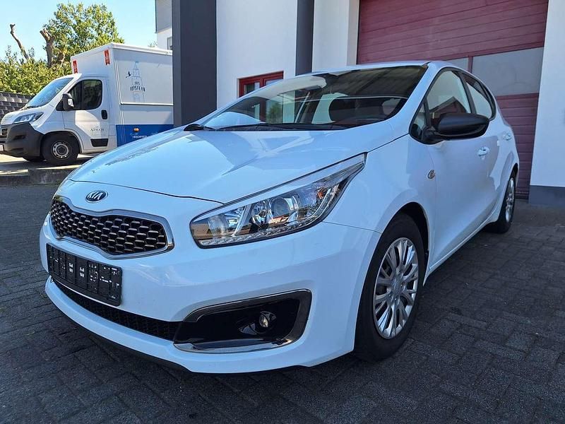 Używany Kia Ceed Edition 7 101 KM (74 kW) 2016 Biały Hatchback