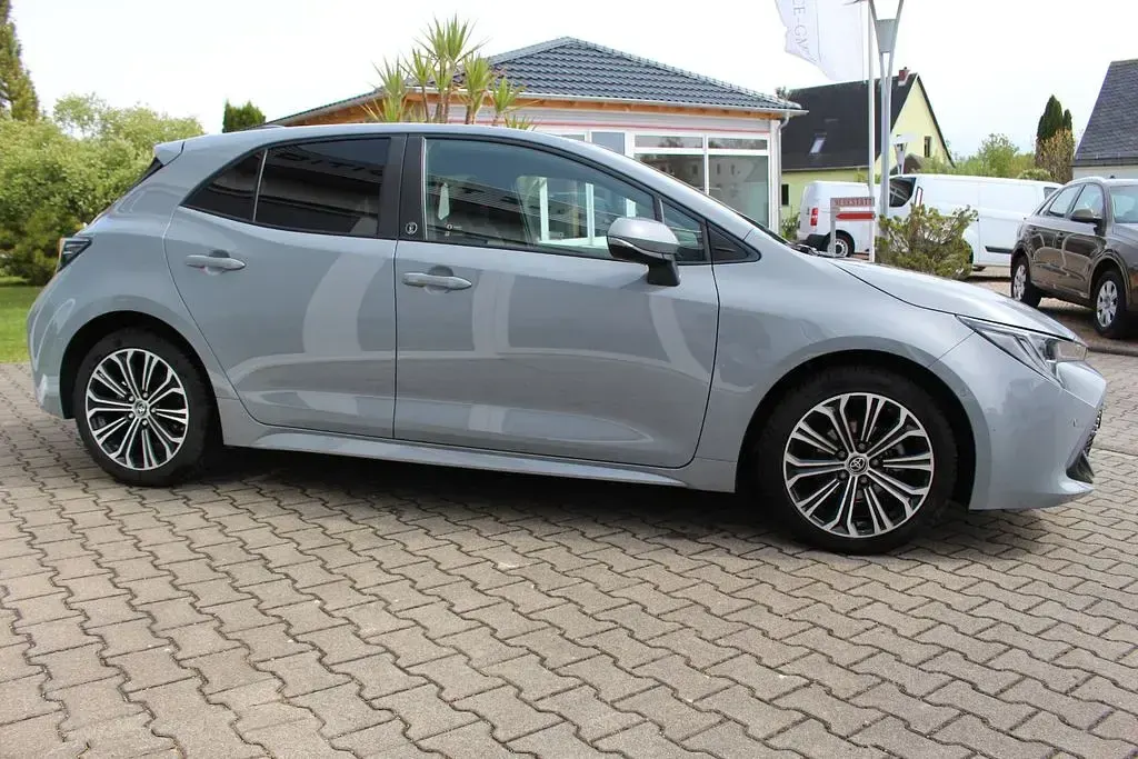 Używany Toyota Corolla Team 116 KM (85 kW) 2022 Szary Sedan/Limuzyna