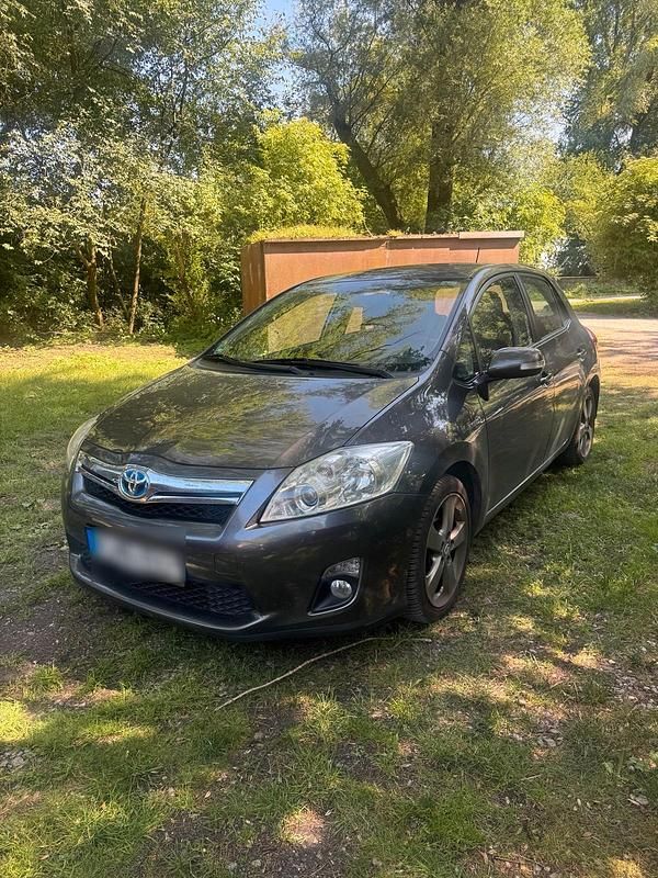 Grau Gebraucht 2012 Toyota Auris Hybrid Limousine | 8.800 € (Guter Preis) - Bild 1/4