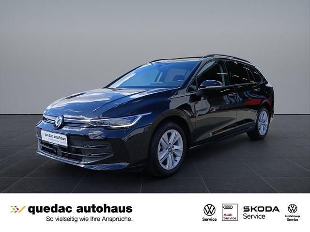 Grenadilschwarzmet. (metallic) Gebraucht 2024 VW Golf VIII Life Kombi | 28.450 € (Fairer Preis) - Bild 1/4