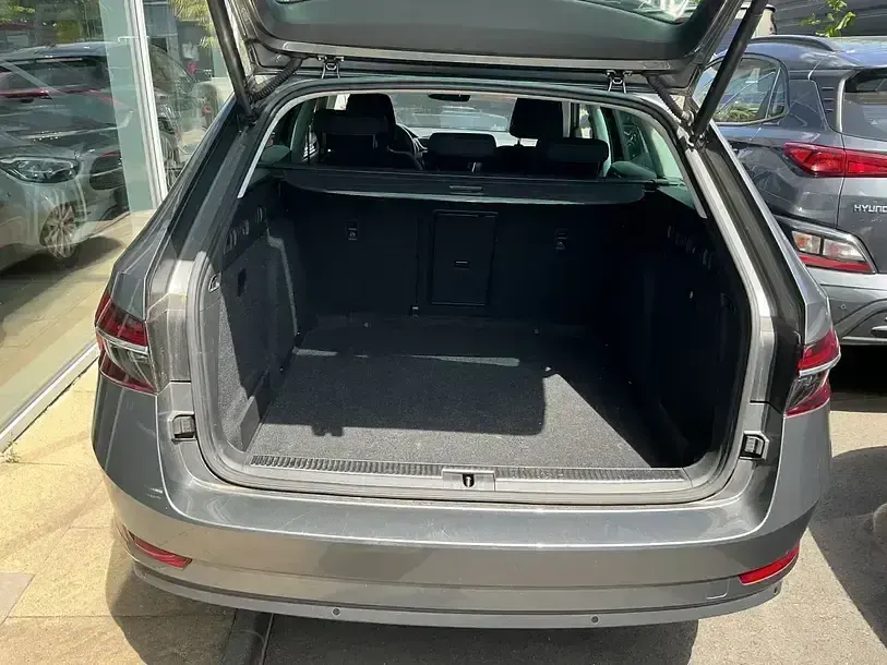 Gebraucht Skoda Superb Style 150 PS (110 kW) 2023 Grau Kombi