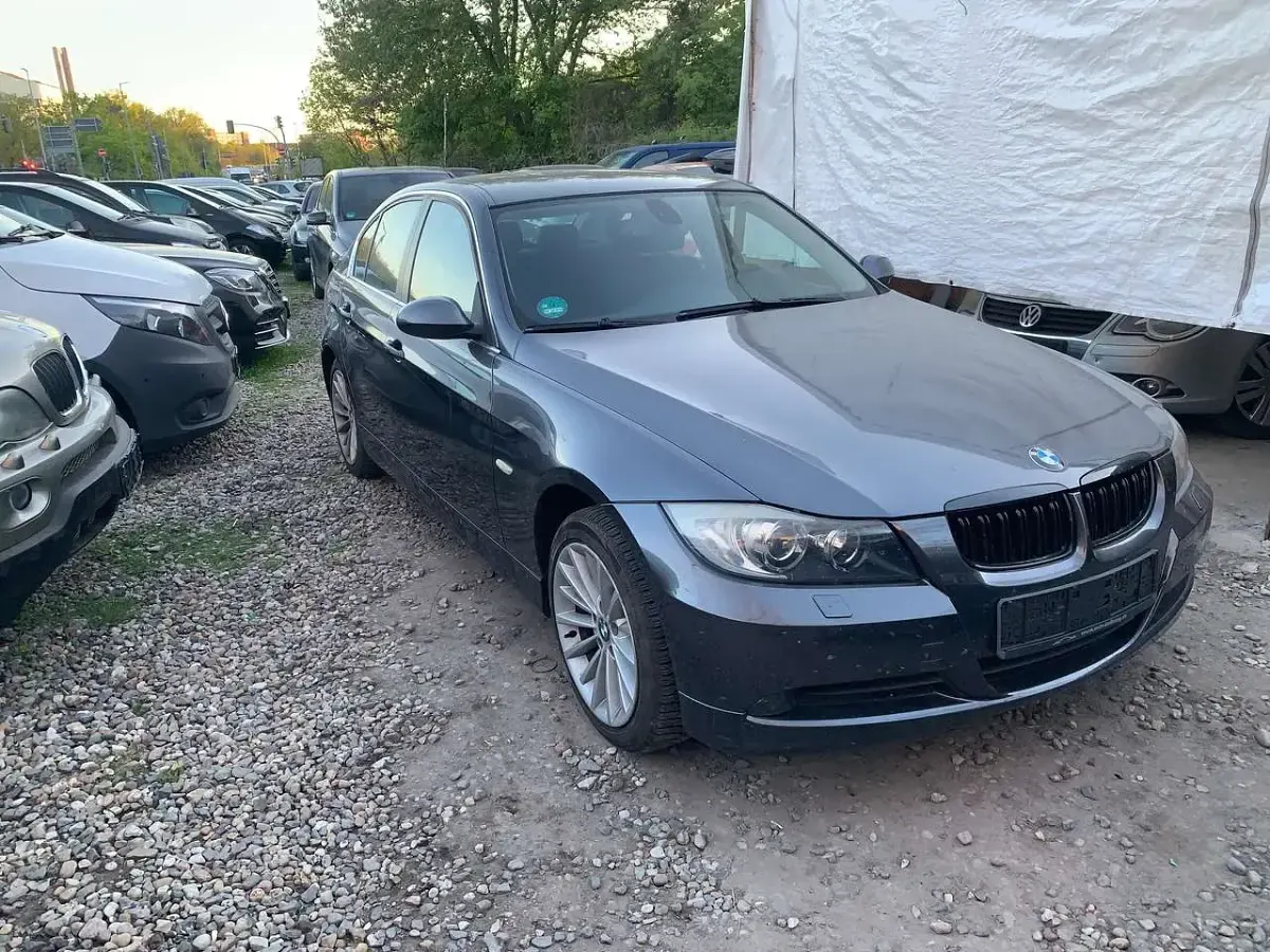 Usata BMW 325 218 CV (160 kW) 2007 Sparkling graphite metallic Berlina