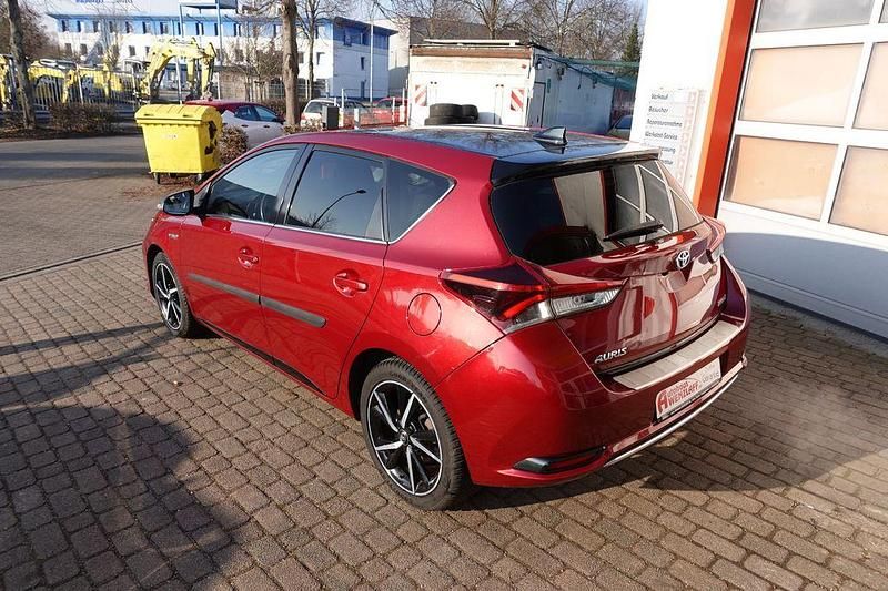 Gebraucht Toyota Auris Hybrid Team 136 PS (100 kW) 2017 Rot Limousine