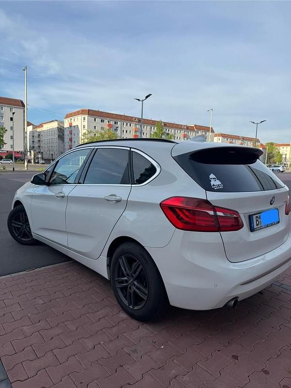 Weiß Gebraucht 2017 BMW 218 Kombi | 15.700 € (Fairer Preis) - Bild 1/4