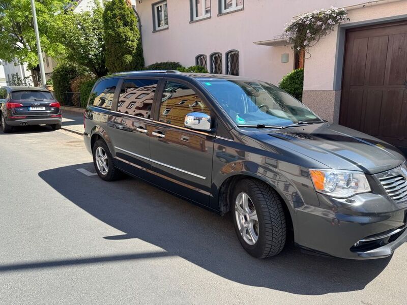 Schwarz Gebraucht 2012 Lancia Voyager Platinum Van / Kleinbus | 13.900 € (Fairer Preis) - Bild 1/4