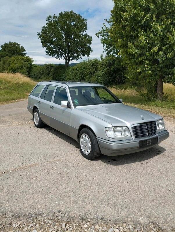 Silber Gebraucht 1995 Mercedes E220 Kombi | 10.300 € - Bild 1/4