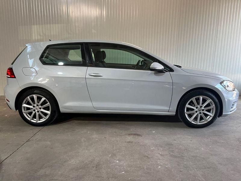 Weiß Gebraucht 2018 VW Golf VII Trendline Kleinwagen | 5.999 € (Guter Preis) - Bild 1/4