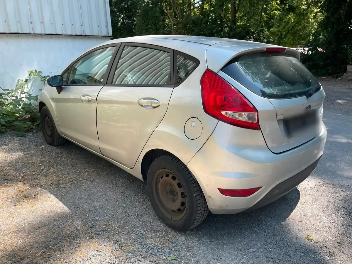 Gebraucht Ford Fiesta 82 PS (60 kW) 2010 Silber Kleinwagen