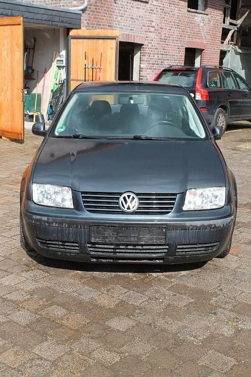 Grau Gebraucht 1999 VW Bora Comfortline Limousine | 575 € (Superpreis) - Bild 1/4