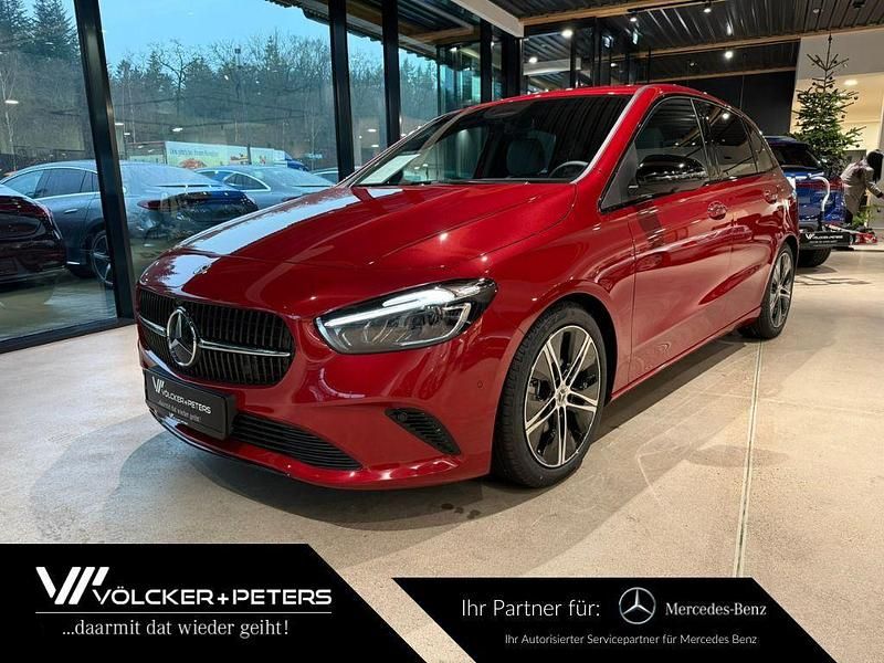 Gebraucht Mercedes B200 Night 163 PS (119 kW) 2025 Rot Van / Kleinbus