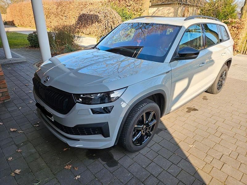 Grau Gebraucht 2022 Skoda Kodiaq SportLine SUV | 39.990 € (Etwas zu teuer) - Bild 1/4