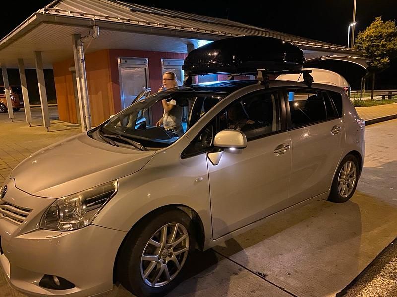 Silber Gebraucht 2009 Toyota Verso Van / Kleinbus | 6.500 € - Bild 1/4