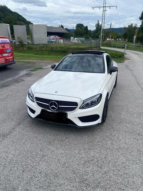 Weiß Gebraucht 2017 Mercedes C300 AMG line Coupé | 19.800 € (Fairer Preis) - Bild 1/4