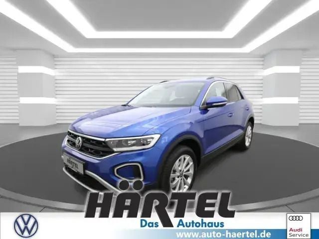 Ravennablau (blue), metallic Gebraucht 2024 VW T-Roc Life SUV | 27.600 € (Guter Preis) - Bild 1/4