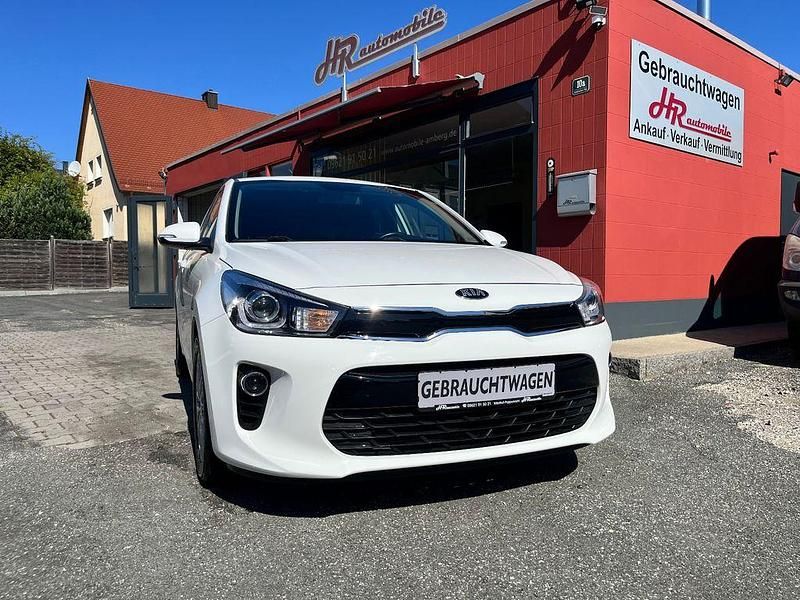 Weiß Gebraucht 2019 Kia Rio DREAM-TEAM Edition Limousine | 13.390 € (Fairer Preis) - Bild 1/4