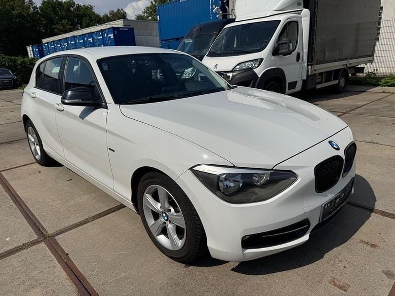 Weiß Gebraucht 2012 BMW 118 Sport Line Kleinwagen | 5.400 € (Guter Preis) - Bild 1/4