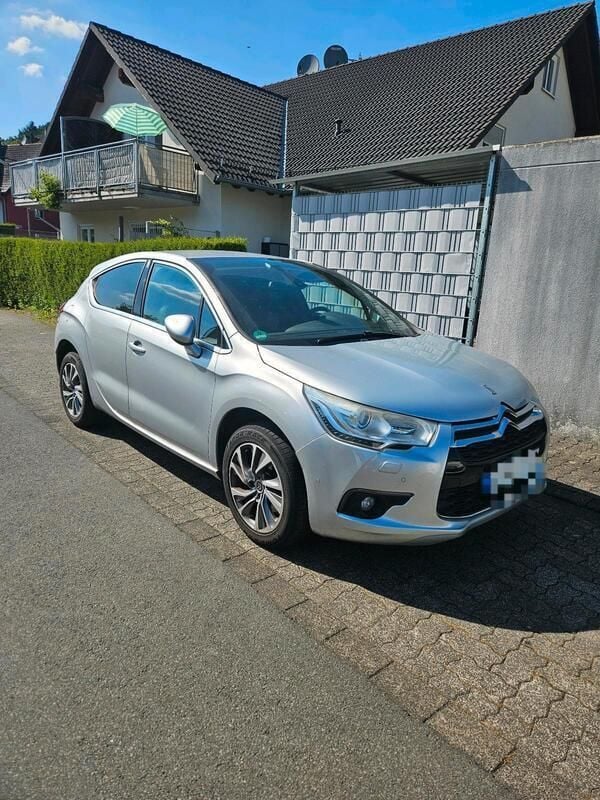 Grau Gebraucht 2011 Citroën DS4 Kleinwagen | 7.700 € (Guter Preis) - Bild 1/4