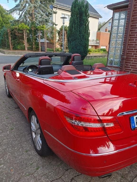 Gebraucht Mercedes E200 Elegance 184 PS (135 kW) 2011 Rot Cabrio