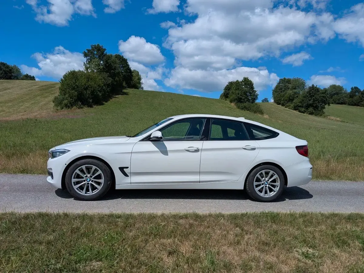 Gebraucht BMW 330 252 PS (185 kW) 2019 Weiß Limousine