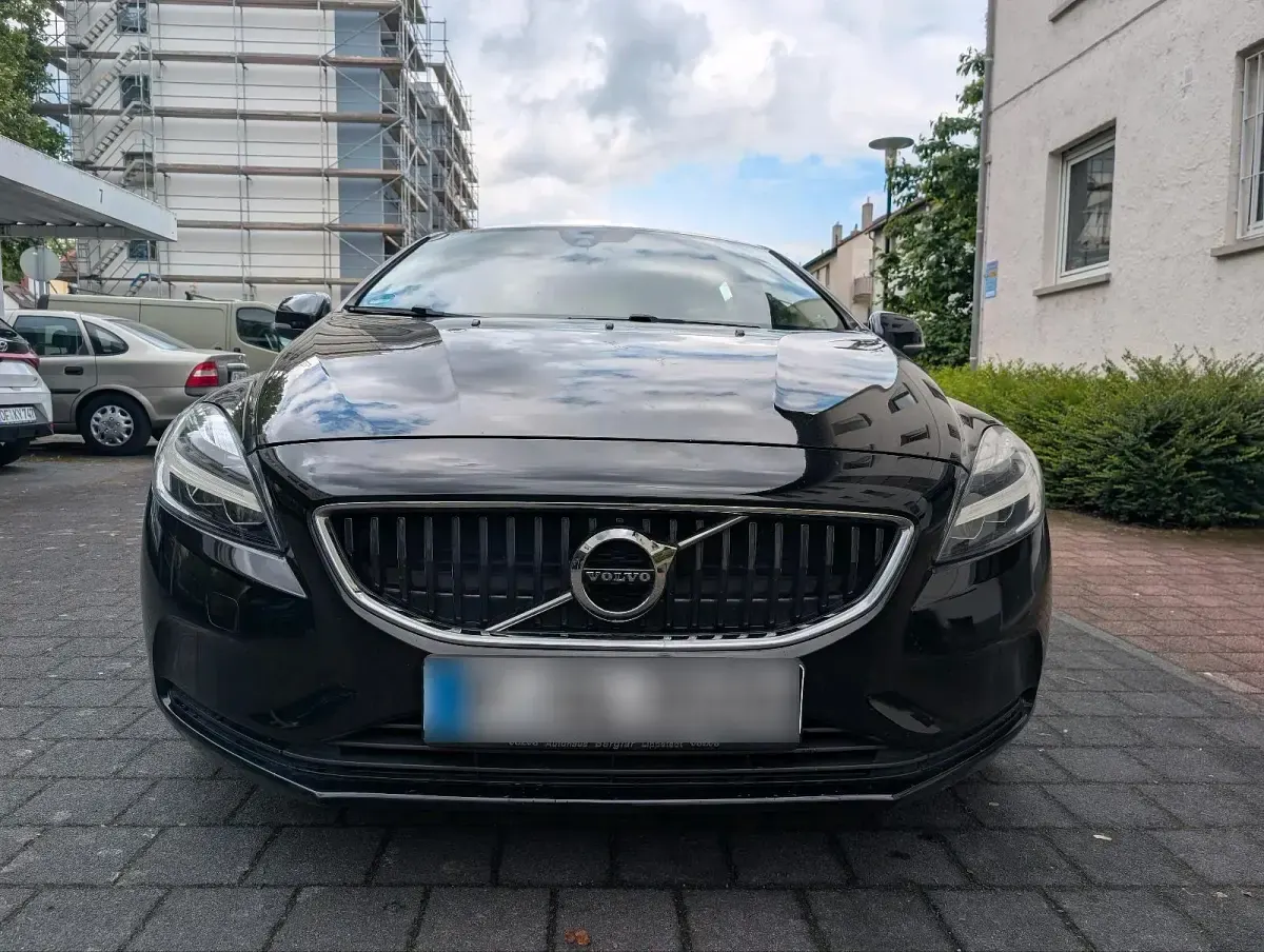 Usata Volvo V40 Momentum 120 CV (88 kW) 2016 Nero Berlina