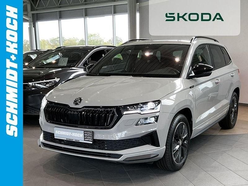 Stahlgrau Gebraucht 2024 Skoda Karoq SportLine SUV | 42.990 € (Teuer) - Bild 1/4