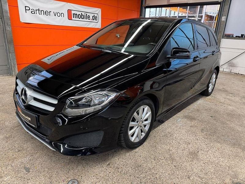 Schwarz Gebraucht 2016 Mercedes 200 Limousine | 12.499 € (Guter Preis) - Bild 1/4