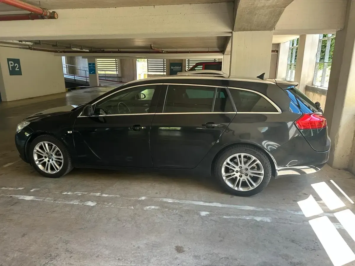 Gebraucht Opel Insignia Sport 160 PS (117 kW) 2011 Schwarz Kombi