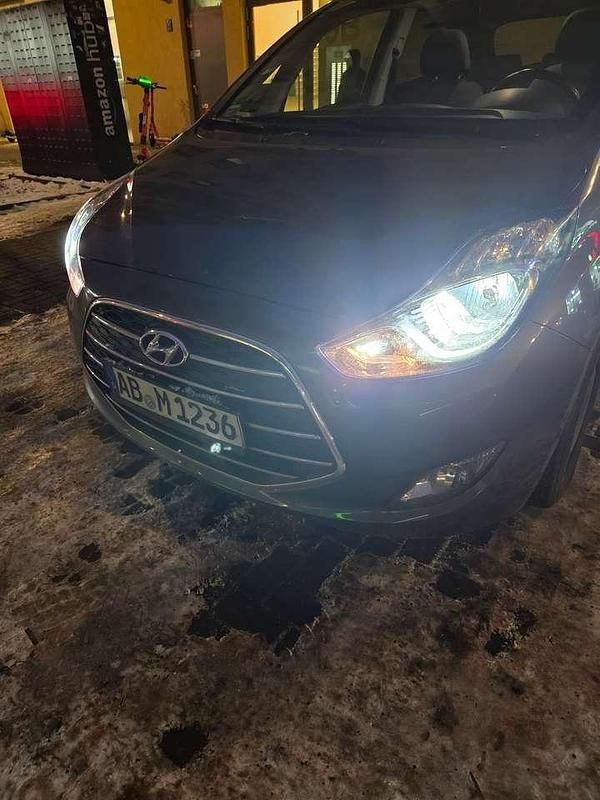 Grau Gebraucht 2016 Hyundai ix20 Passion Kleinwagen | 10.950 € (Etwas zu teuer) - Bild 1/4