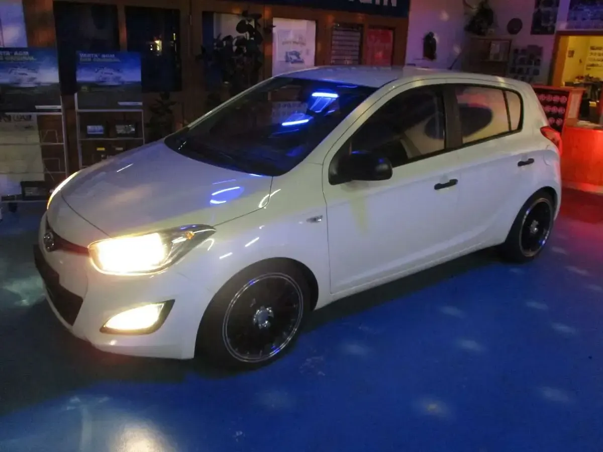 Gebraucht Hyundai i20 Edition 86 PS (63 kW) 2013 Weiß Kleinwagen