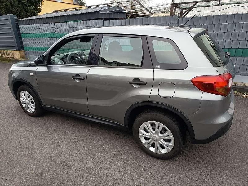 Gebraucht Suzuki Vitara Club 120 PS (88 kW) 2015 Grau SUV