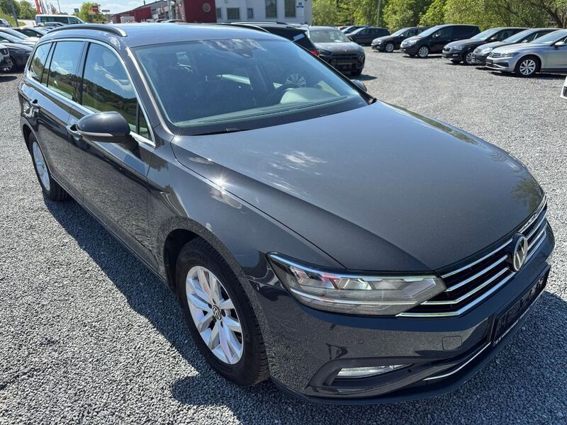 Grau Gebraucht 2021 VW Passat Business Kombi | 16.859 € (Superpreis) - Bild 1/4