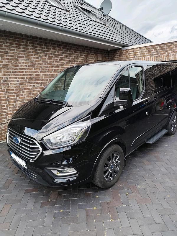 Schwarz Gebraucht 2019 Ford Tourneo Custom Van | 29.799 € (Teuer) - Bild 1/4