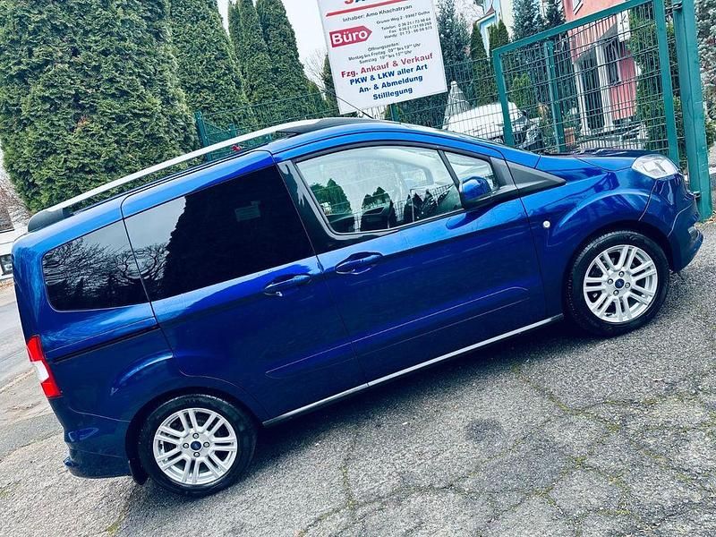 Blau Gebraucht 2016 Ford Tourneo Courier Titanium Van / Kleinbus | 7.590 € (Guter Preis) - Bild 1/4