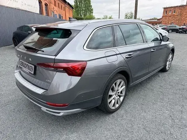 Gebraucht Skoda Octavia Scout 4x4 200 PS (147 kW) 2023 Graphite grey Kombi