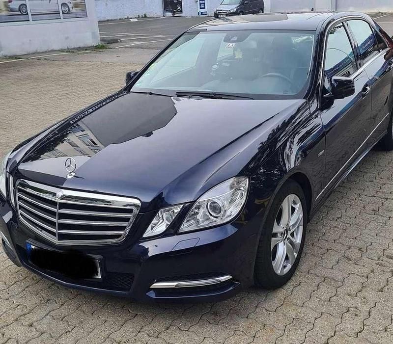 Blau Gebraucht 2012 Mercedes E200 Avantgarde Limousine | 10.000 € (Teuer) - Bild 1/3