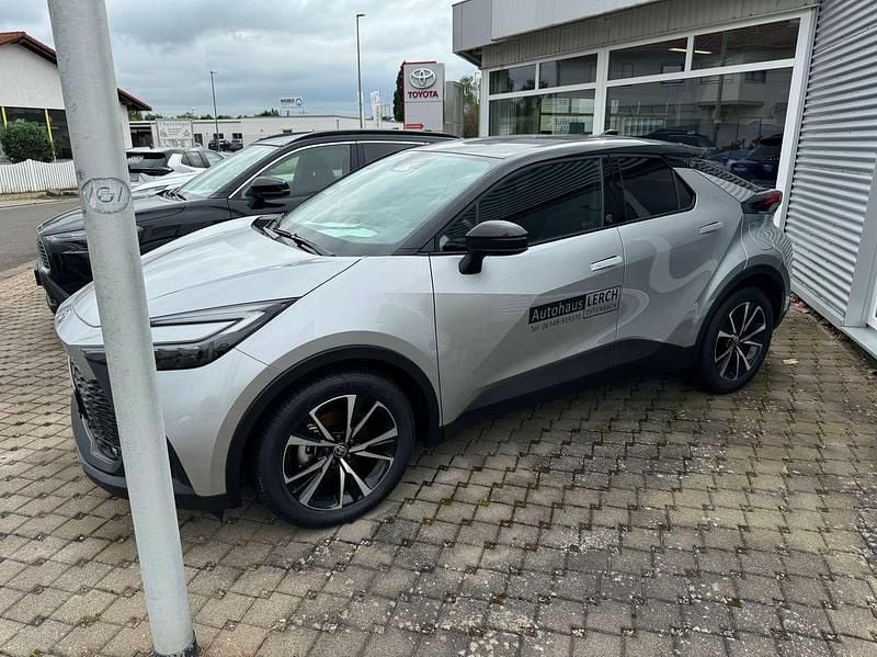 Silber / dach schwarz Gebraucht 2024 Toyota C-HR+ Team SUV | 28.450 € (Superpreis) - Bild 1/4