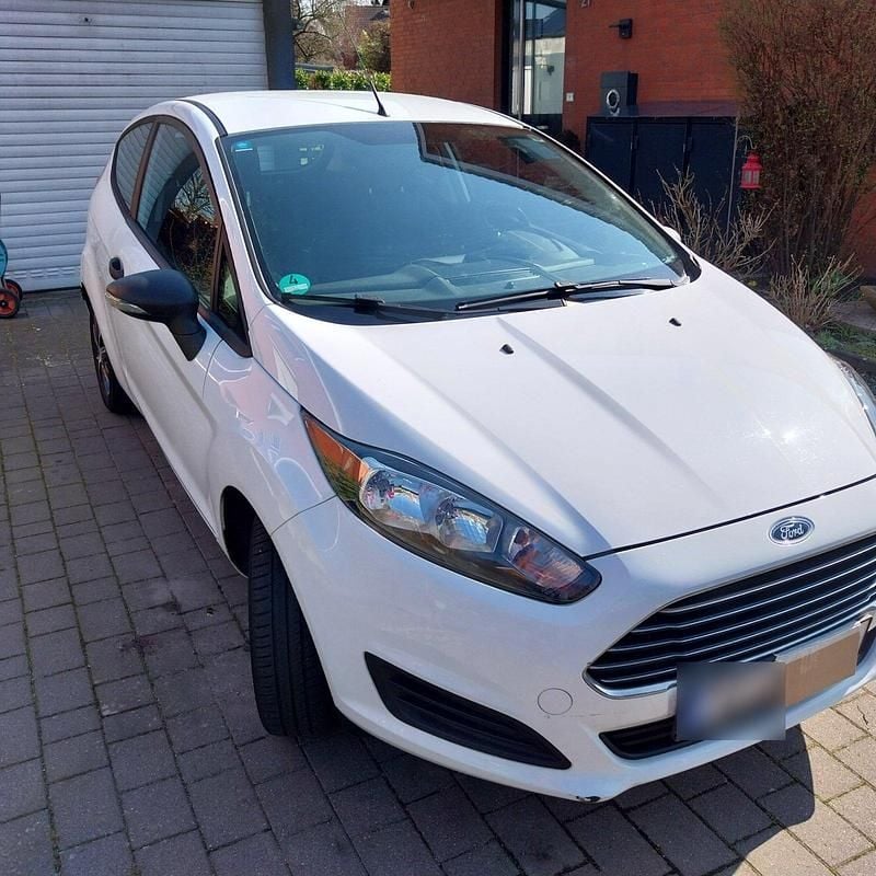 Gebraucht Ford Fiesta Ambiente 59 PS (43 kW) 2015 Weiß Kleinwagen