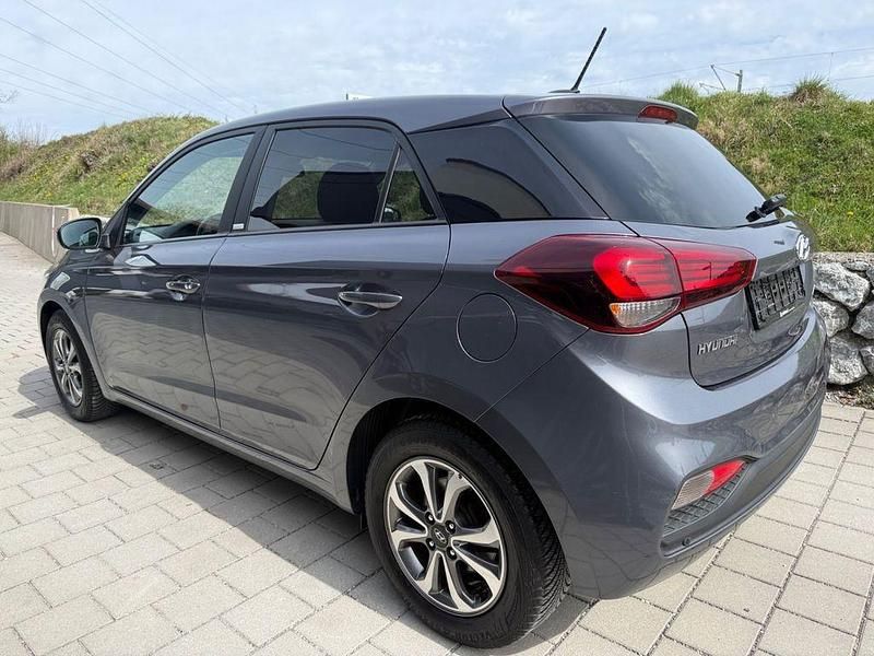 Gebraucht Hyundai i20 Advantage 84 PS (61 kW) 2020 Silber Kleinwagen
