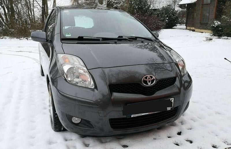 Grau Gebraucht 2009 Toyota Yaris Limousine | 2.200 € (Superpreis) - Bild 1/3